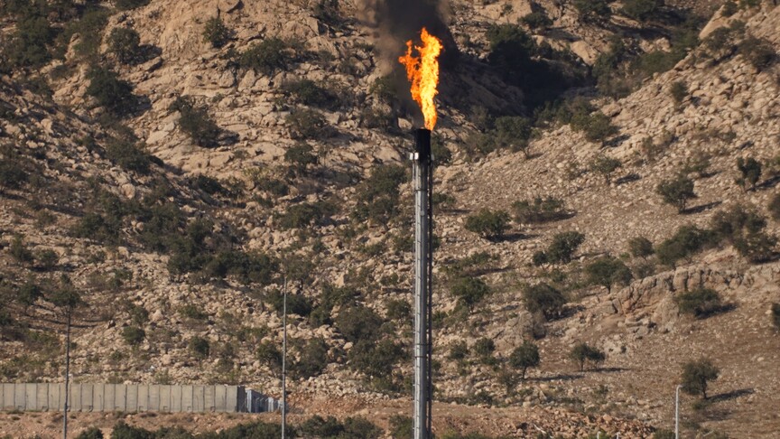 Enerji ve Tabii Kaynaklar Bakanı Alparslan Bayraktar açıklama yaparken