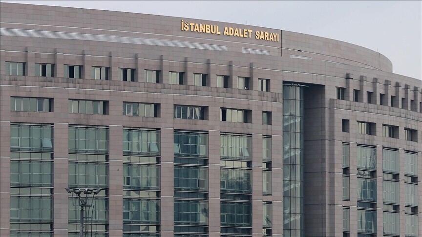 Polis ekiplerinin operasyon düzenlediği bir bina