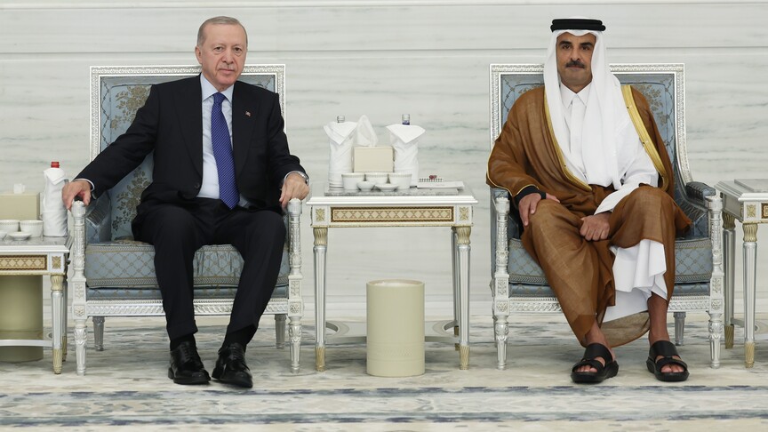 Katar Emiri Şeyh Temim, babası Şeyh Hamed’ın vefatı dolayısıyla taziyeleri kabul etti haber görseli