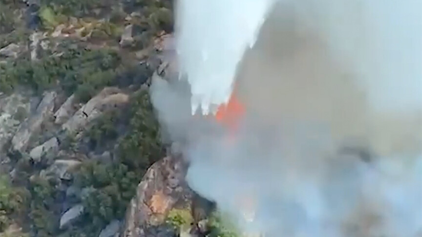 Muğla Kavaklıdere'de orman yangınına müdahale eden helikopterler ve karadan ekipler.