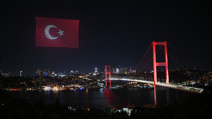 15 Temmuz Şehitler Köprüsü semalarında dronlarla ışık gösterisi yapıldı haber görseli