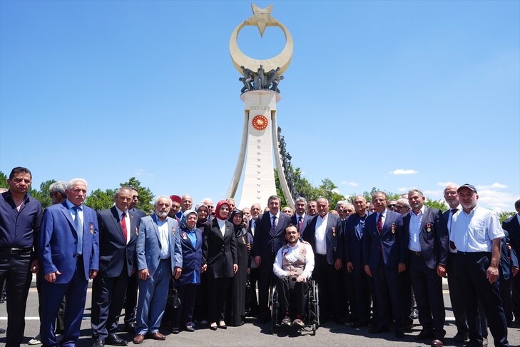 Cumhurbaşkanı Yardımcısı Yılmaz, 15 Temmuz Şehitler Anıtı'ndaki törene katıldı