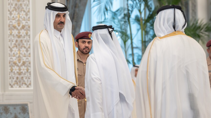 في ثالث أيام العزاء.. أمير قطر يواصل استقبال المعزين بوفاة والده