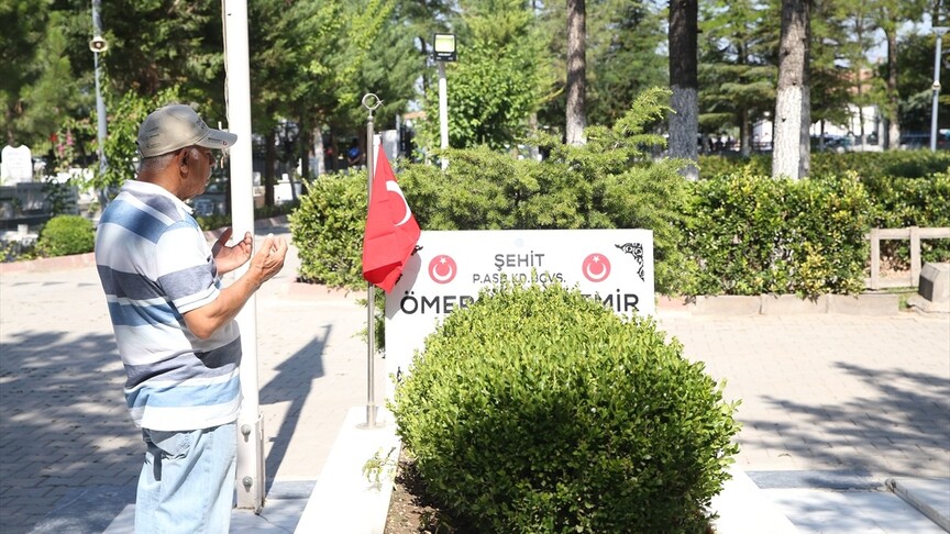 15 Temmuz kahramanı şehit Ömer Halisdemir'in kabrinde yoğunluk yaşanıyor