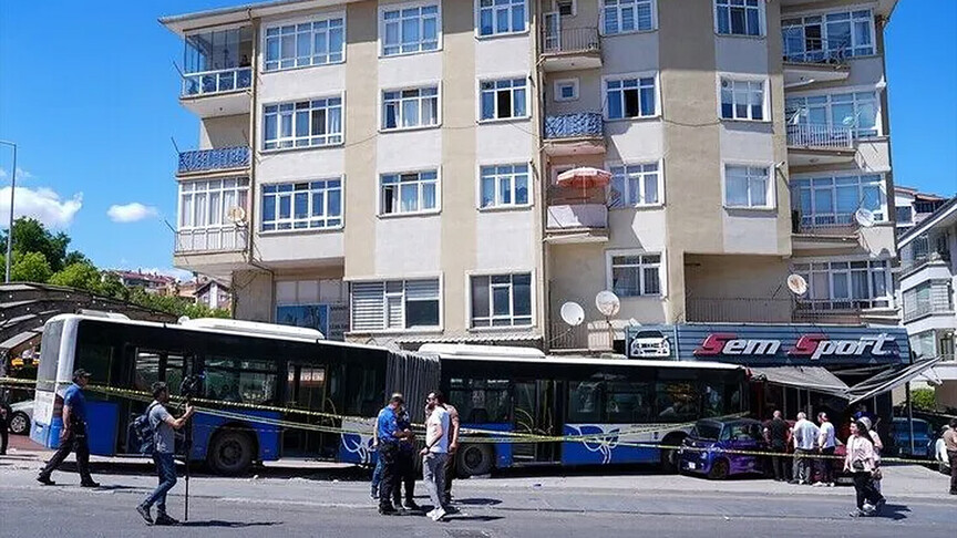 Ankara'da kontrolden çıkan EGO otobüsü iş yerine çarptı