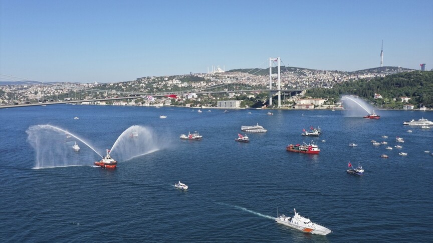 İstanbul Boğazı'nda 15 Temmuz şehitleri anısına 253 gemilik deniz korteji haber görseli