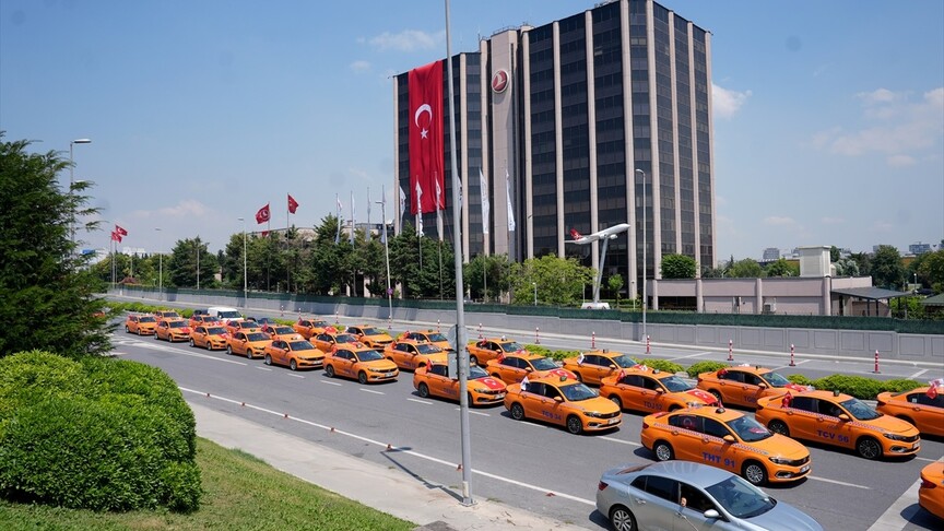 İstanbul'daki taksicilerden 15 Temmuz konvoyu haber görseli