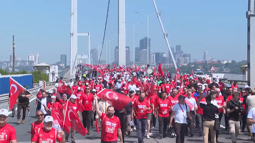 15 Temmuz Şehitler Köprüsü'nde "İrade Bizim, Zafer Bizim" yürüyüşü düzenlendi haber görseli