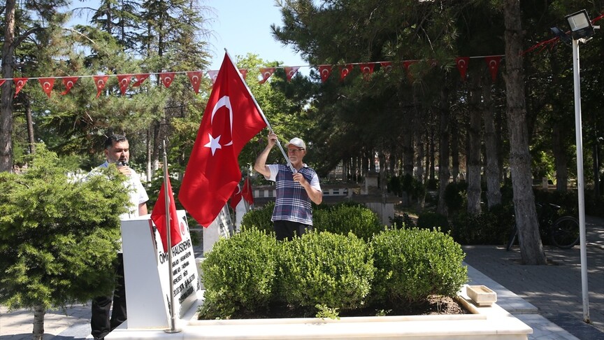 15 Temmuz kahramanı şehit Ömer Halisdemir'in kabrinde yoğunluk yaşanıyor haber görseli