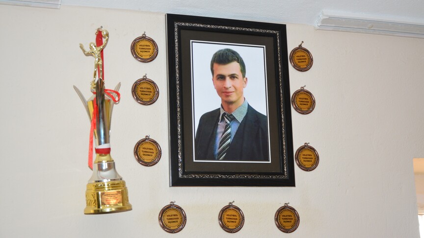 Şehit öğretmenin babası oğlunun okulunda