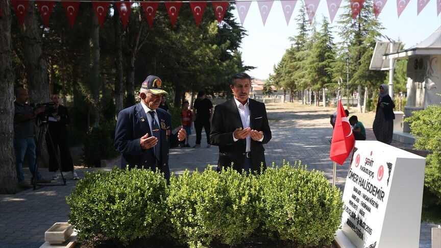 15 Temmuz kahramanı şehit Ömer Halisdemir'in kabrinde yoğunluk yaşanıyor