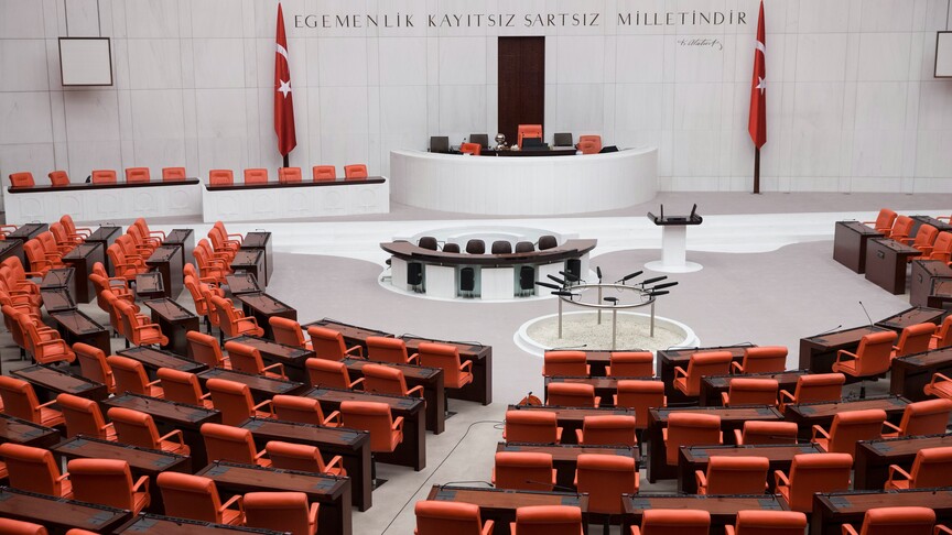 TBMM'de siyasi parti temsilcileri 15 Temmuz darbe girişiminin 10. yıl dönümü hakkında açıklamalarda bulunuyor.