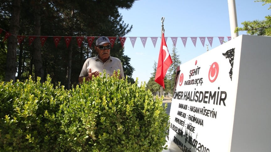 15 Temmuz kahramanı şehit Ömer Halisdemir'in kabrinde yoğunluk yaşanıyor