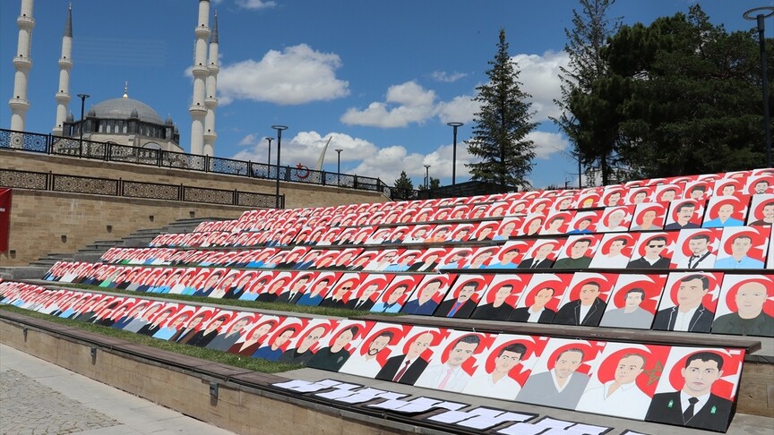 Ortaokul öğrencileri 15 Temmuz şehitlerinin resimlerini tuvale yansıttı haber görseli