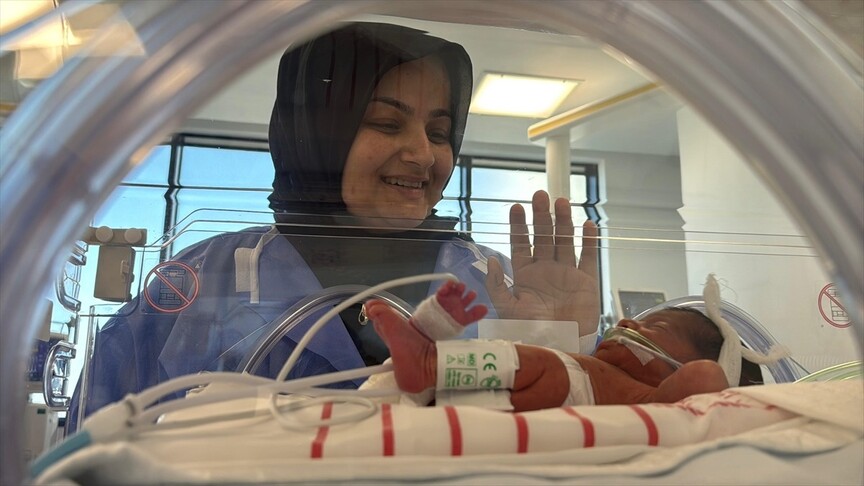 Anne karnındaki müdahale ayrık omurgalı bebeğin sağlıklı doğmasını sağladı haber görseli