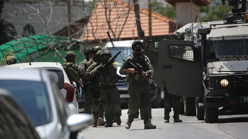 إسرائيل تهدم بناية سكنية في جنين ومستوطنون يهاجمون فلسطينيين بالخليل