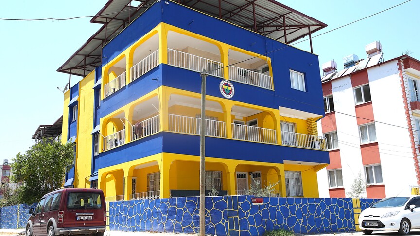 Familja tifoze me ekipin turk Fenerbahçe lyen apartamentin e tyre me ngjyrat e ekipit  verdhë blu 