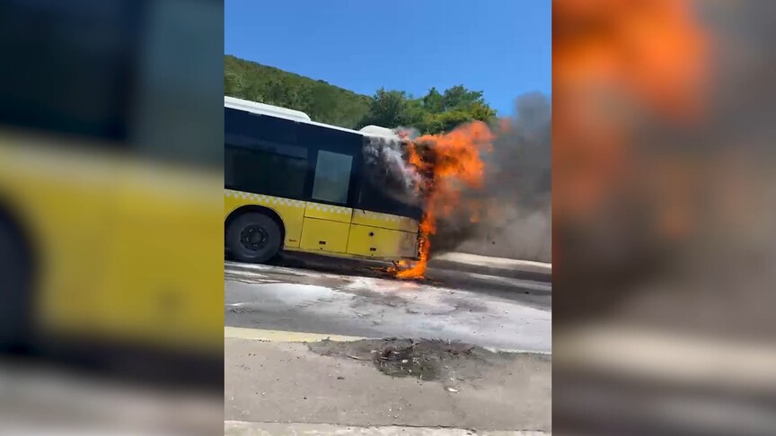 Ataşehir'de seyir halindeki İETT otobüsünde çıkan yangın söndürüldü haber görseli