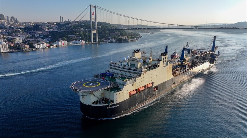 Bahama bayraklı 'CASTRONE' adlı dev doğal gaz boru hattı döşeme gemisinin İstanbul Boğazı'ndan geçtiği anı gösteren bir görsel.
