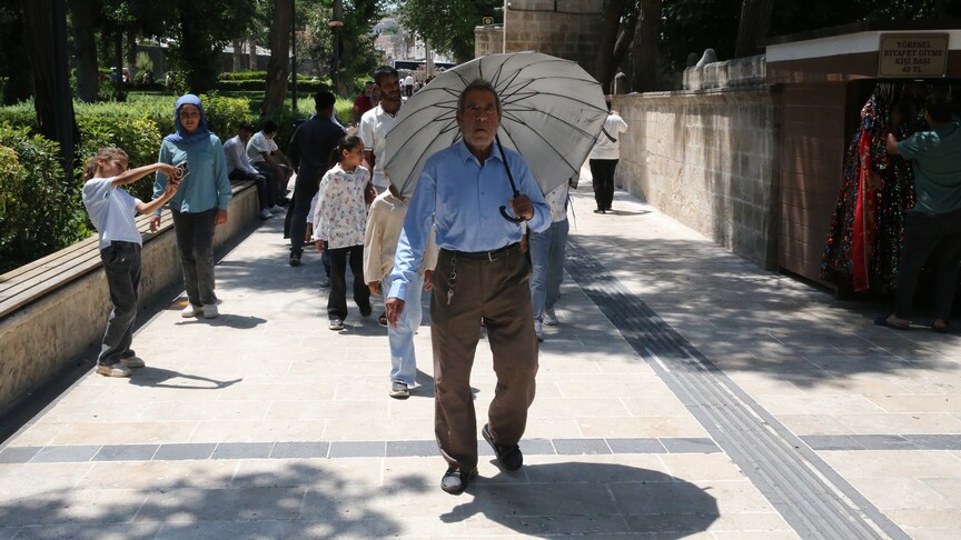 Şanlıurfa'da sıcak hava hayatı olumsuz etkiliyor haber görseli