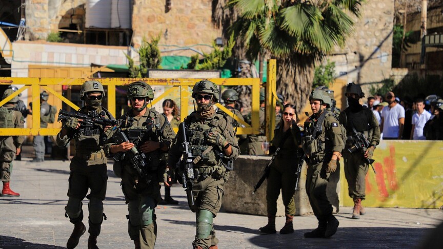 الخليل.. الجيش الإسرائيلي يصيب فتى فلسطينيا بالرصاص