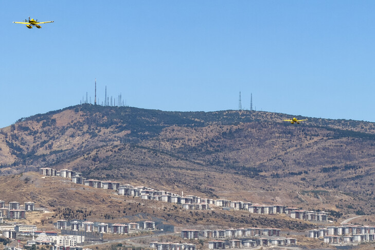 İzmir'de orman yangınına müdahale ediliyor