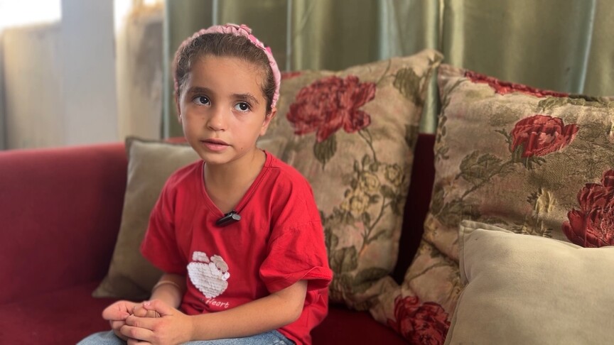 Gazze'de çektiği videolarla annesi için yardım isteyen 3 yaşındaki Cumane: Annem cennete gitti, hepinize küstüm haber görseli