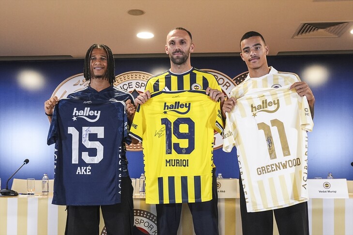 Fenerbahçe prezanton Muriqin  Greenwood dhe Ake në ceremoninë e nënshkrimit