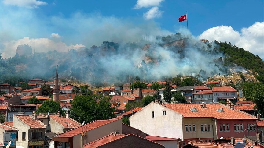 Tarihi Kütahya Kalesi'nde çıkan yangına müdahale ediliyor haber görseli