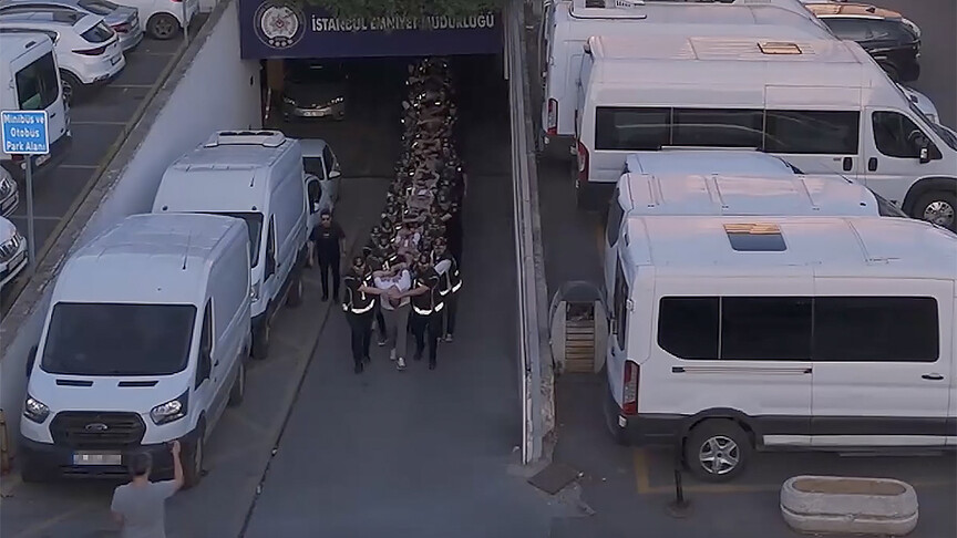 Organize suç örgütlerine yönelik operasyonda gözaltına alınan zanlıların adliyeye sevk edilmesi.