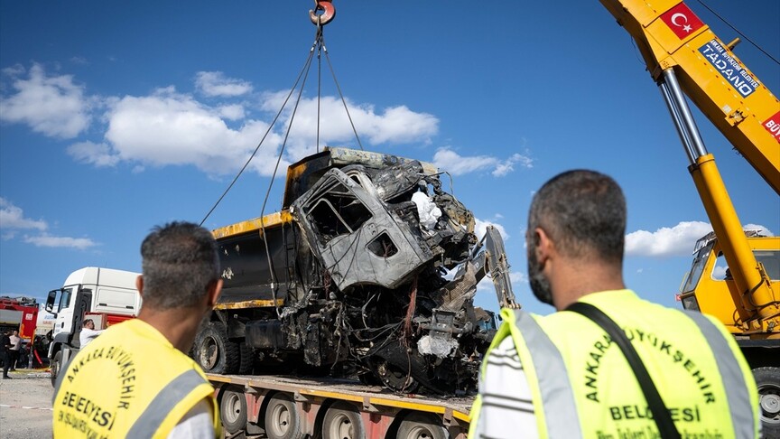 Ankara'da freni patlayan hafriyat kamyonunun karıştığı kazada 2 kişi öldü haber görseli