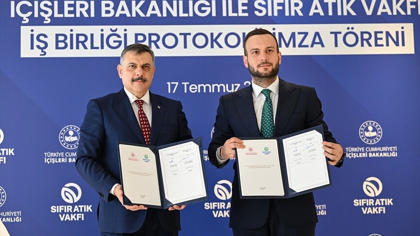 İçişleri Bakanlığı ve Sıfır Atık Vakfı yetkilileri işbirliği protokolünü imzalarken