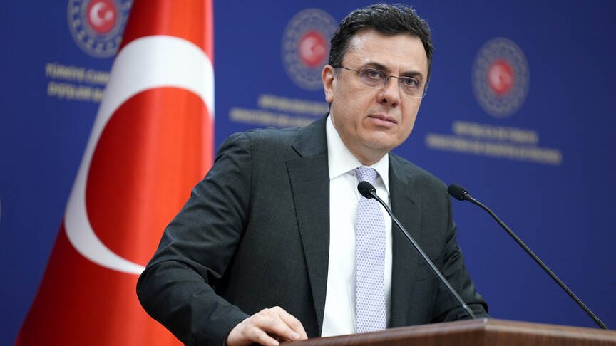 Dışişleri Bakanlığı binası önünde Türk bayrağı