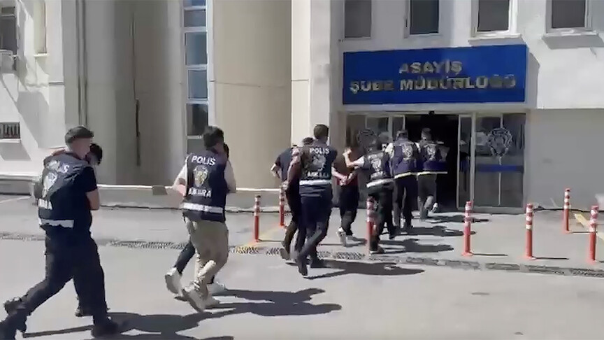Ankara'da organize suç örgütüne yönelik operasyon sonrası adliye önü görüntüsü.