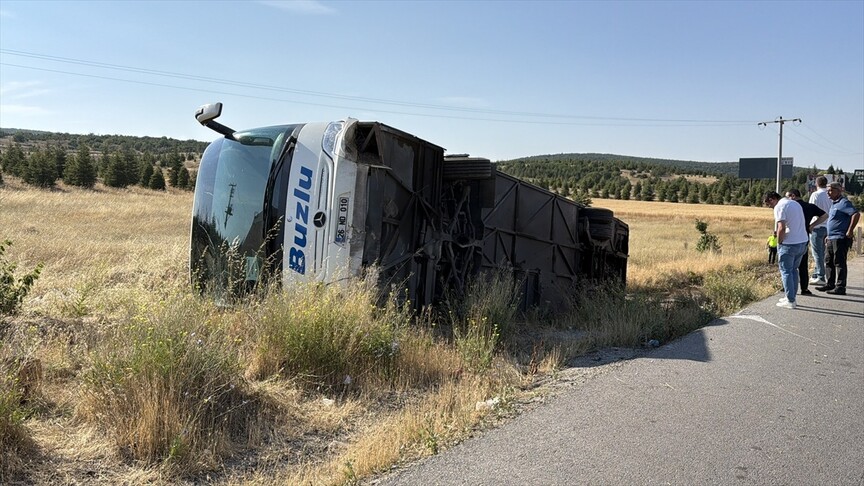 Eskişehir'de şarampole devrilen otobüs.
