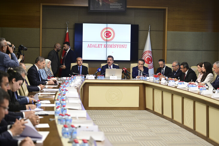 Suça sürüklenen çocuklara ilişkin düzenlemeleri içeren kanun teklifinin ilk 2 maddesi kabul edildi haber görseli