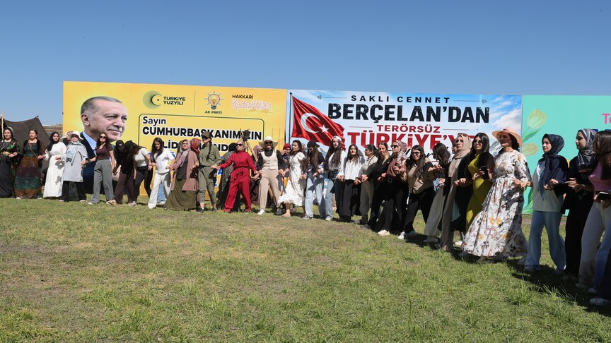 Cumhurbaşkanı Recep Tayyip Erdoğan Hakkari'deki Kadın Şenliği'ne Telefonda Bağlandı