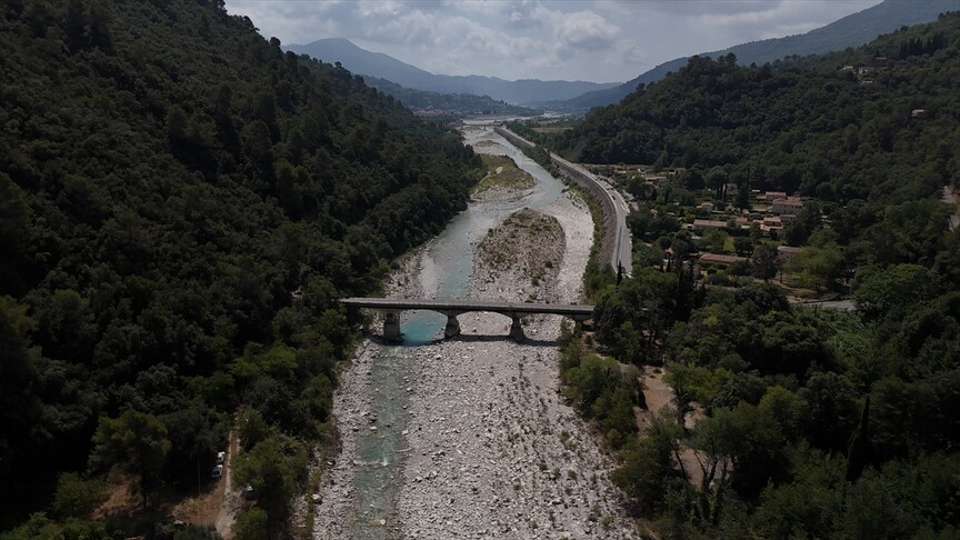 Nivelet e ulëta të ujit nxjerrin në pah ndikimin e thatësirës në lumin Esteron në juglindje të Francës