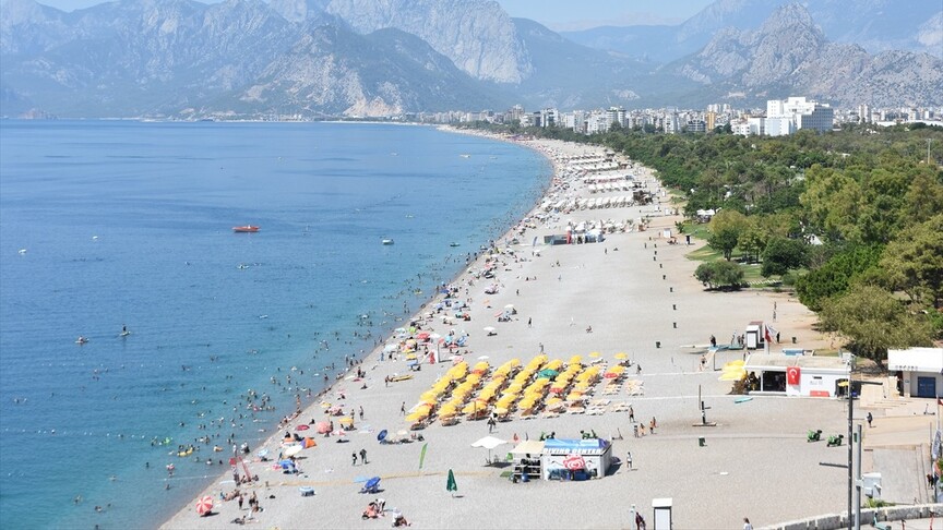 Hava sıcaklığının 38 dereceye ulaştığı Antalya'nın sahillerinde yoğunluk yaşandı haber görseli
