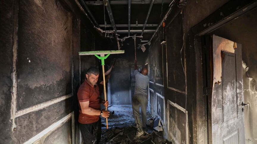 Filistin topraklarını gasbeden İsrailliler Nablus'ta bir evi ateşe verdi haber görseli