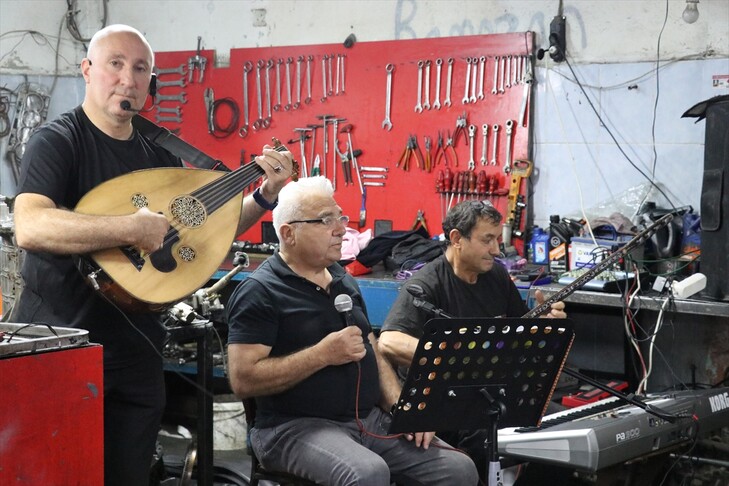 Grupi muzikor i themeluar nga disa mekanikë e shndërron punishten e riparimit në  sallë koncertesh 