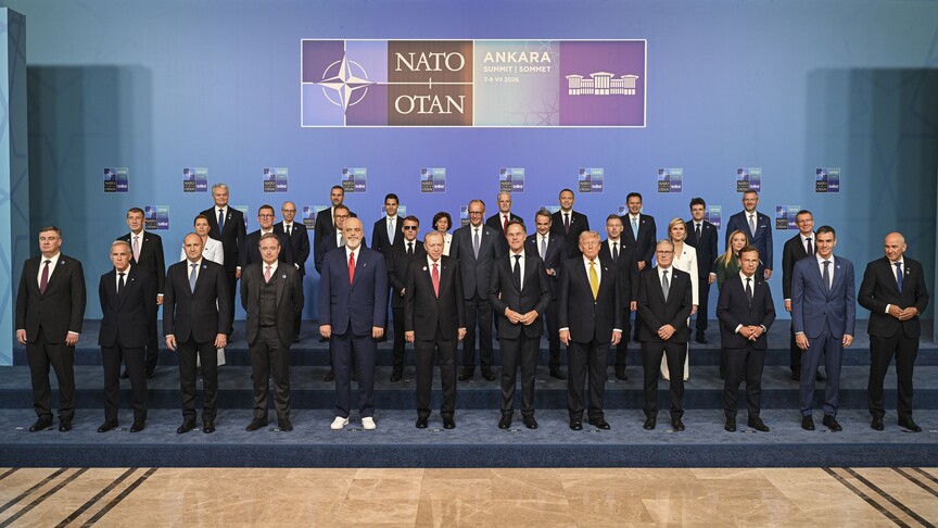 Cumhurbaşkanı Recep Tayyip Erdoğan'ın NATO Zirvesi'nde konuşma yaparken çekilmiş bir fotoğrafı.