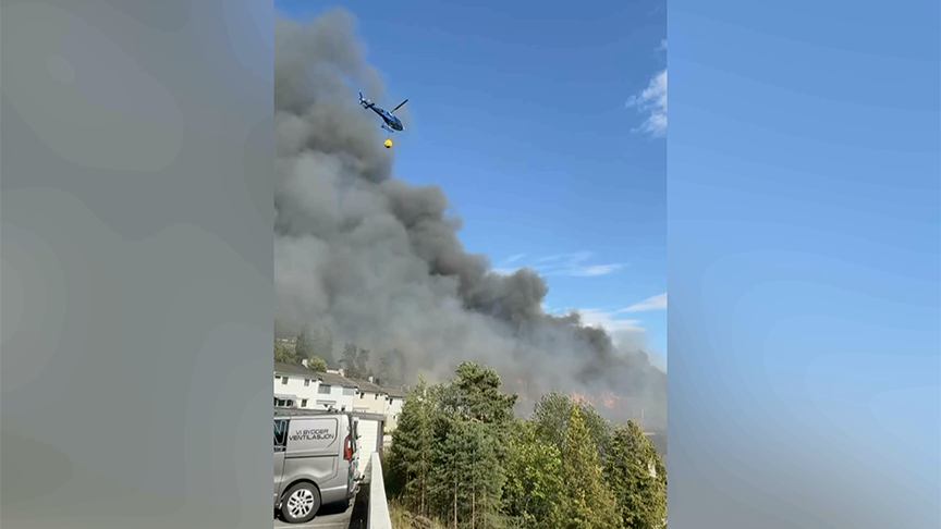 Norveç'in Krokstadelva beldesinde çıkan yangında alevler evleri sarıyor.