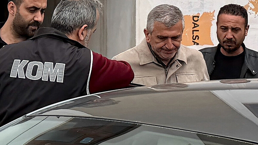 Görevden uzaklaştırılan Akçakoça Belediye Başkanı Albayrak, tahliyesine yapılan itiraz sonrası tutuklandı haber görseli