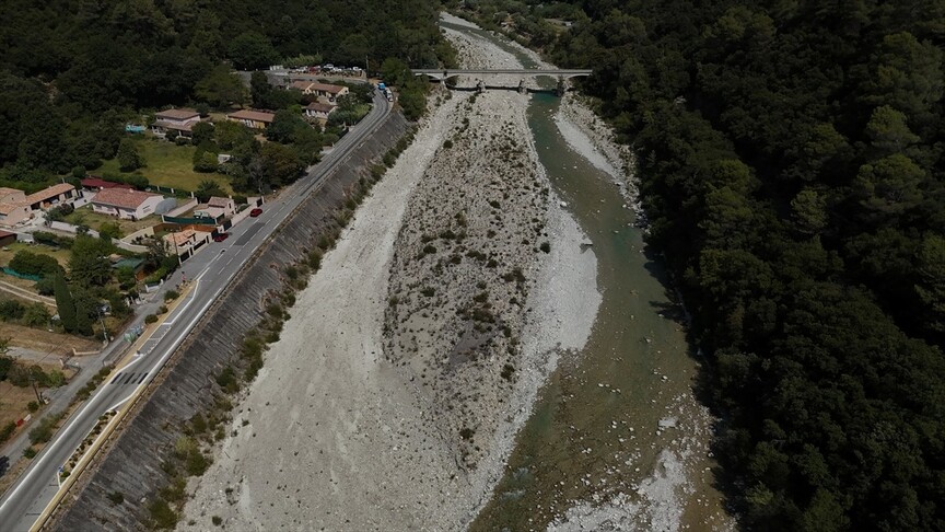 Fransa'da haftalardır süren aşırı sıcaklar nehirlerin su seviyesini düşürdü haber görseli