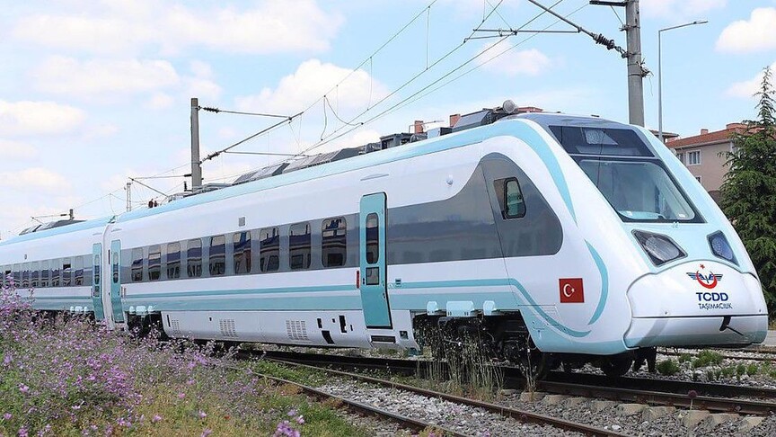 Milli Elektrikli Tren 22 Temmuz itibarıyla Uzunköprü-Halkalı hattında kullanılacak haber görseli