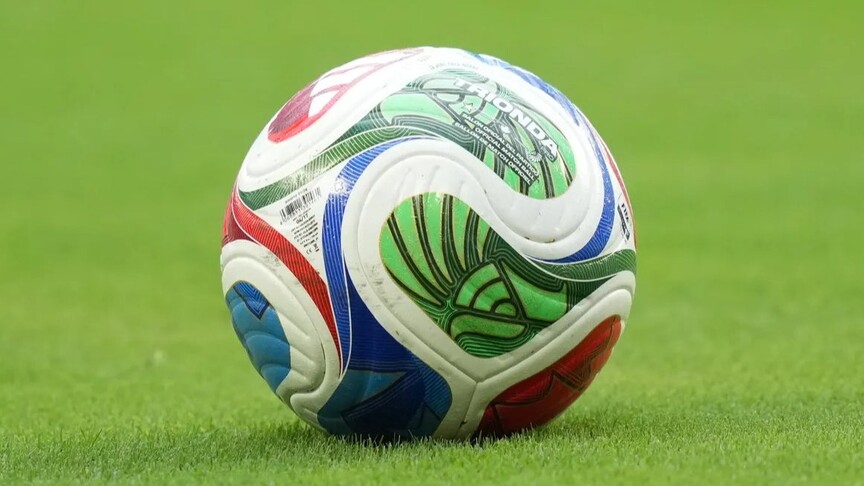 Fransa ve İngiltere milli futbol takımlarının Dünya Kupası üçüncülük maçında karşı karşıya gelmesini temsil eden görsel.