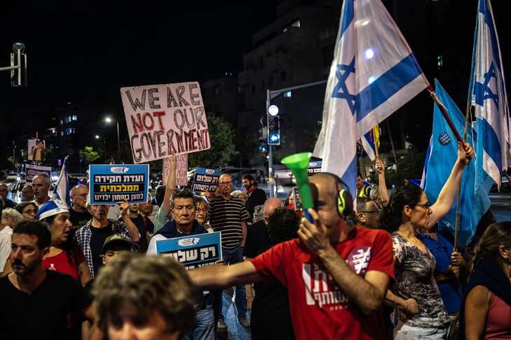 Aktivistët izraelitë mblidhen në Kuds për të protestuar kundër kryeministrit izraelit Netanyahu
