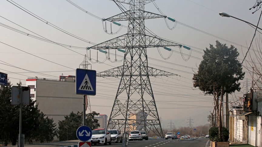 Tahran'da tüketim kotasını aşan 500'den fazla kamu kurumunun elektriği kesildi haber görseli