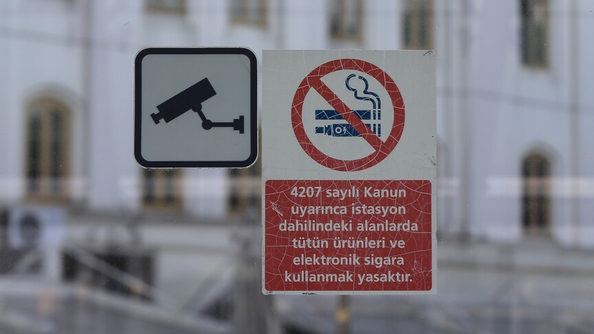 İstanbul'da kapalı alanlarda sigara yasağı ihlaline uygulanan cezaları gösteren bir haber görseli.